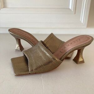 NWOT Vicenza Anthropologie Metallic Gold Square Toe Mules Sz 7/38